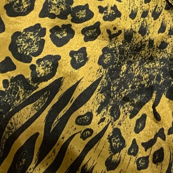 🛍️ Animal Print 2 Piece Poly-Satin Pajama Set Gold & Black - Size L - Picture 8 of 8